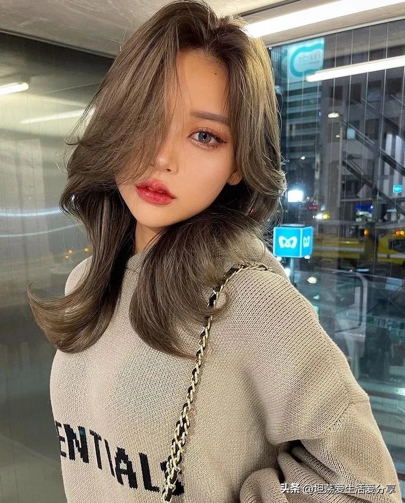 两边翘起来的发型有氛围感,散发发型既简单又俏皮