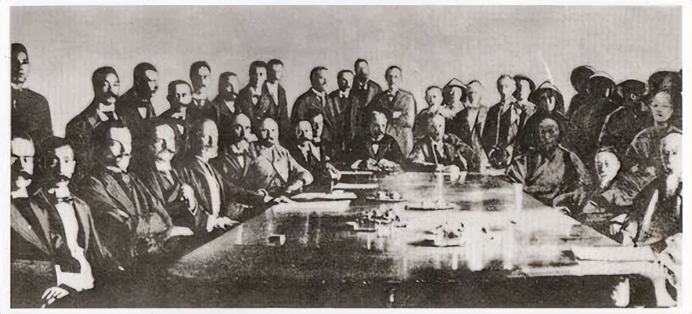 英国教官对香港回归出言挑衅，中国军官这样做，外国军官从哄堂大笑到热烈鼓掌