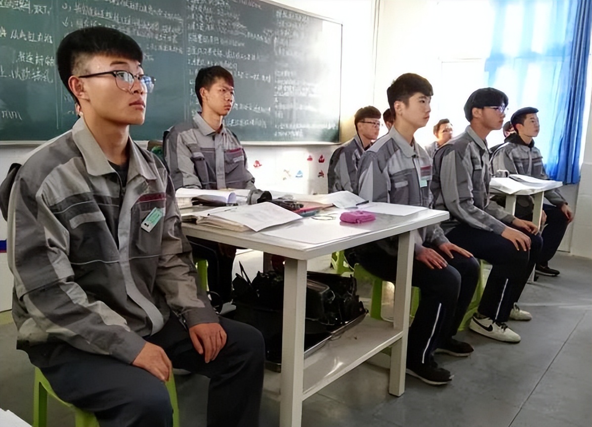 中考2022年300分能上普通高中吗,中考612分无缘高中