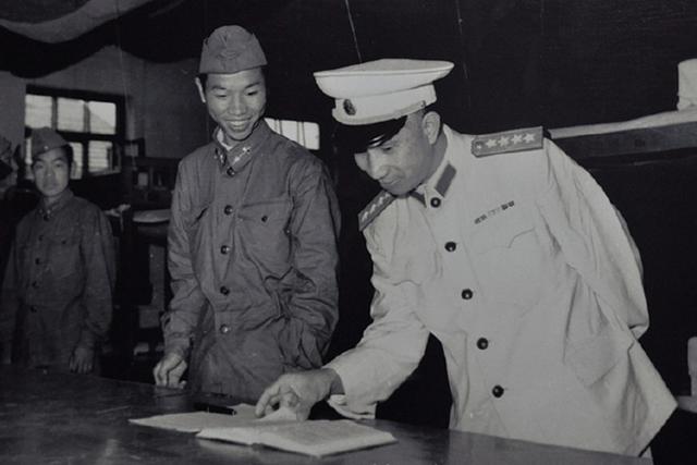 *少奇刘**为何极力反对陈毅入选“十大元帅”？回顾过往你会明白原由