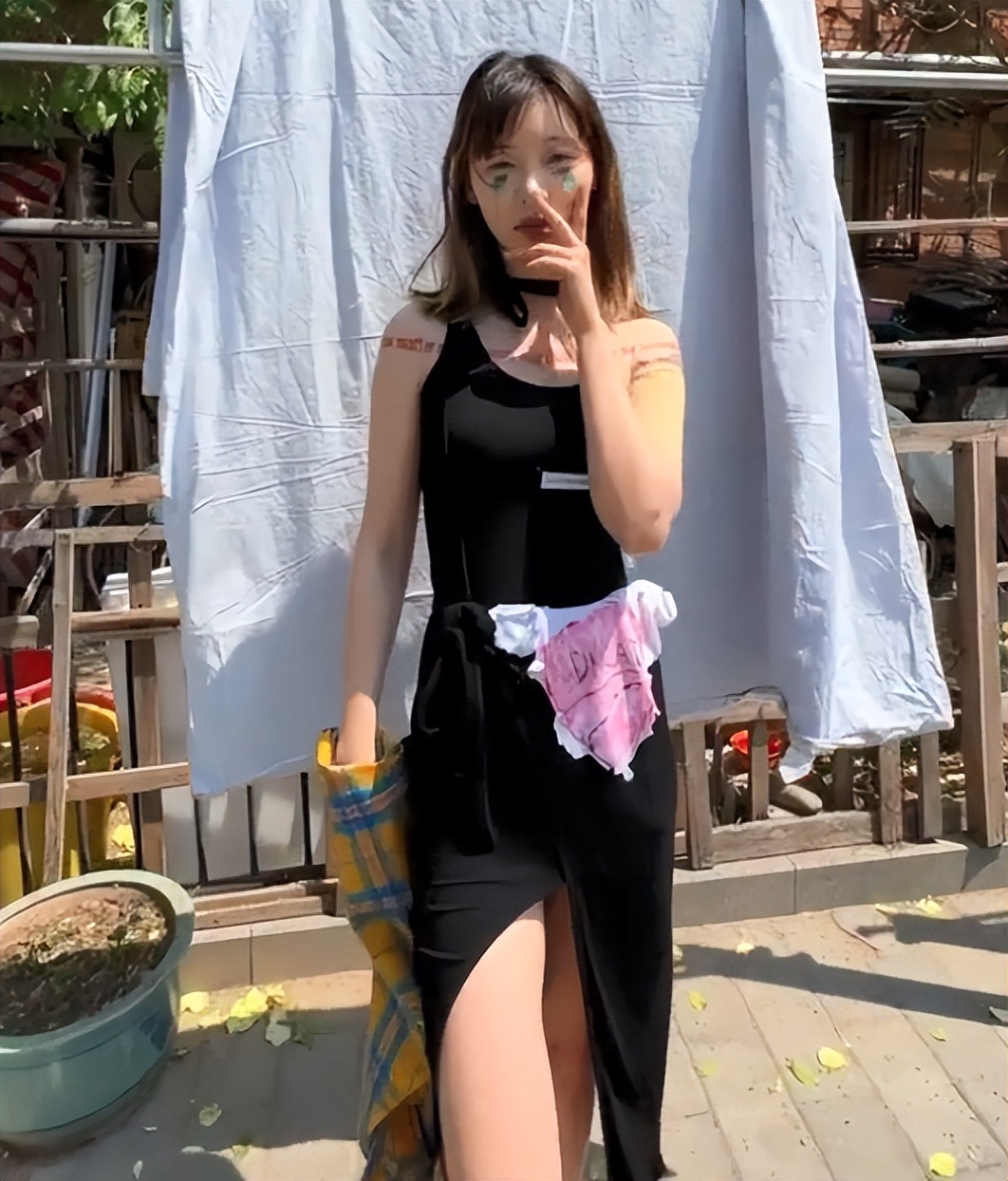 网红痞幼扣扣秀返场，穿短裙玩轮滑秀好身材，网友：离被封不远了