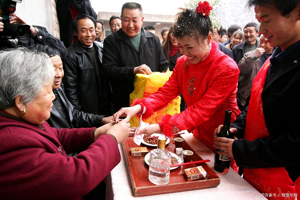 婚礼父母敬茶改口流程,婚礼敬茶改口父母是站在还是坐着