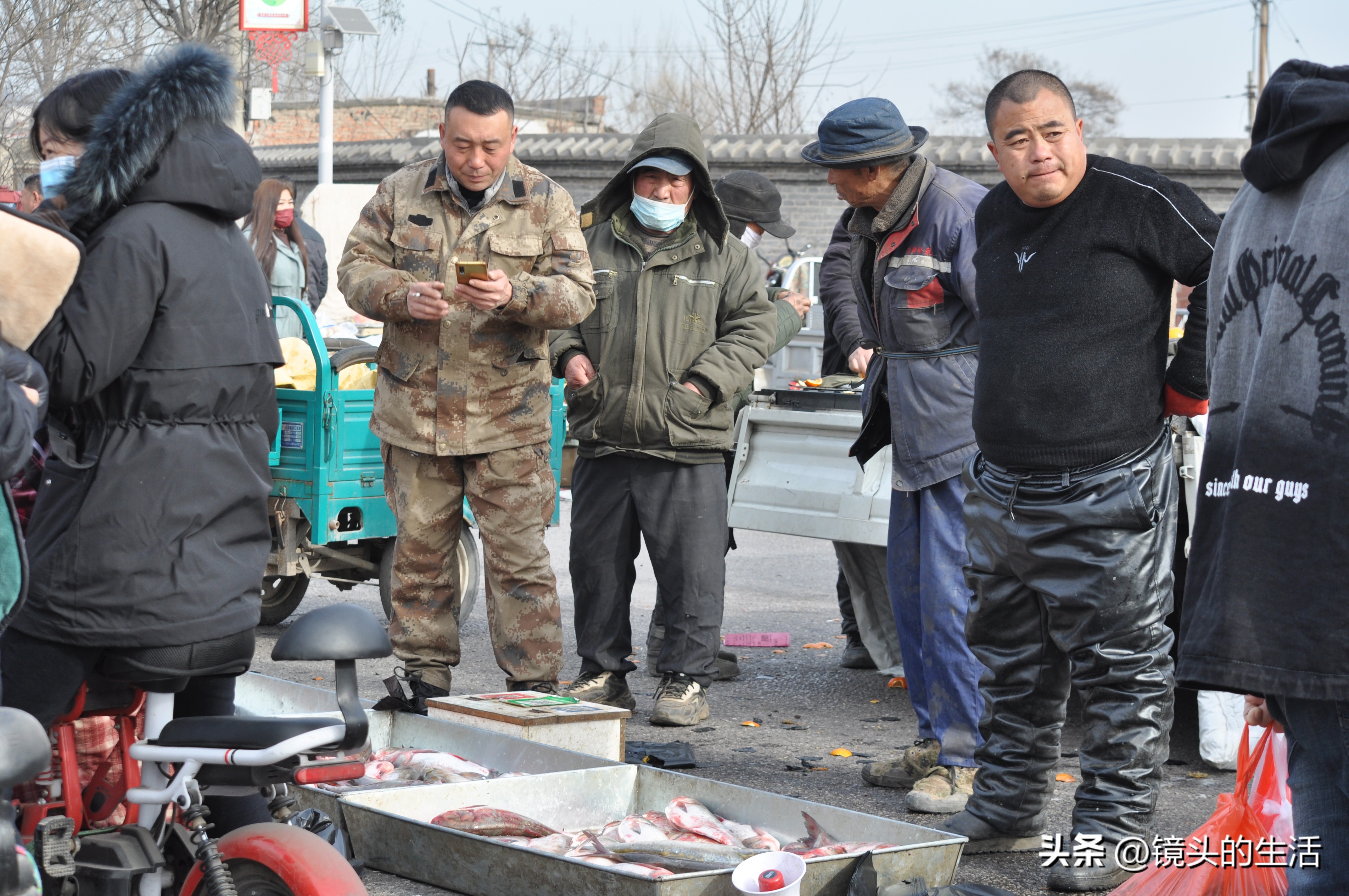 73岁“山大王”一生未娶，住草房搬山上，半天工钱15元看咋回事