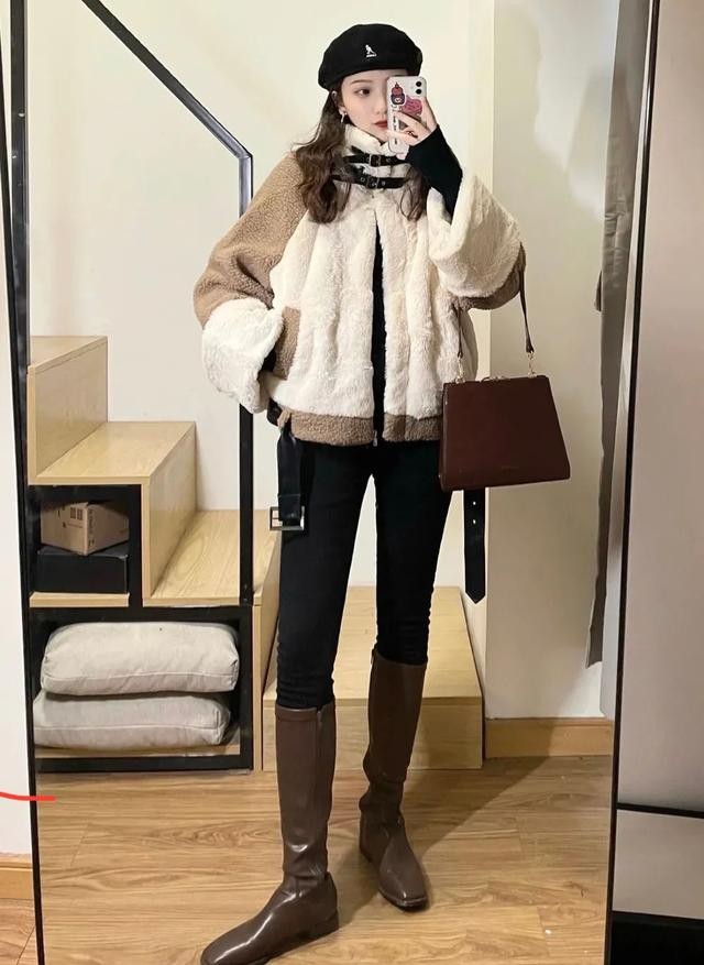 今年流行羊羔毛袄,流行羊羔绒又保暖