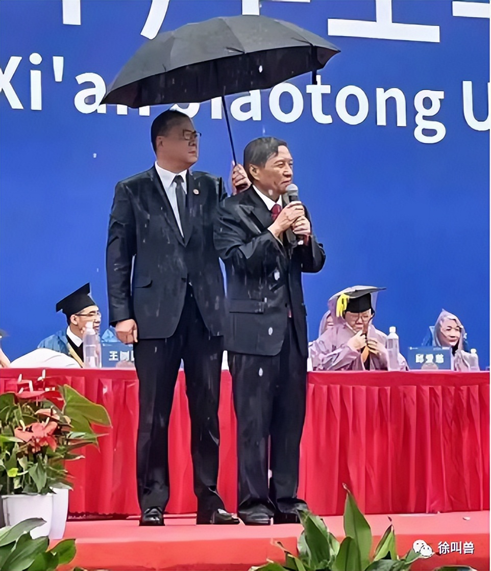 书记给校长撑伞完整版,书记给校长撑伞上热搜