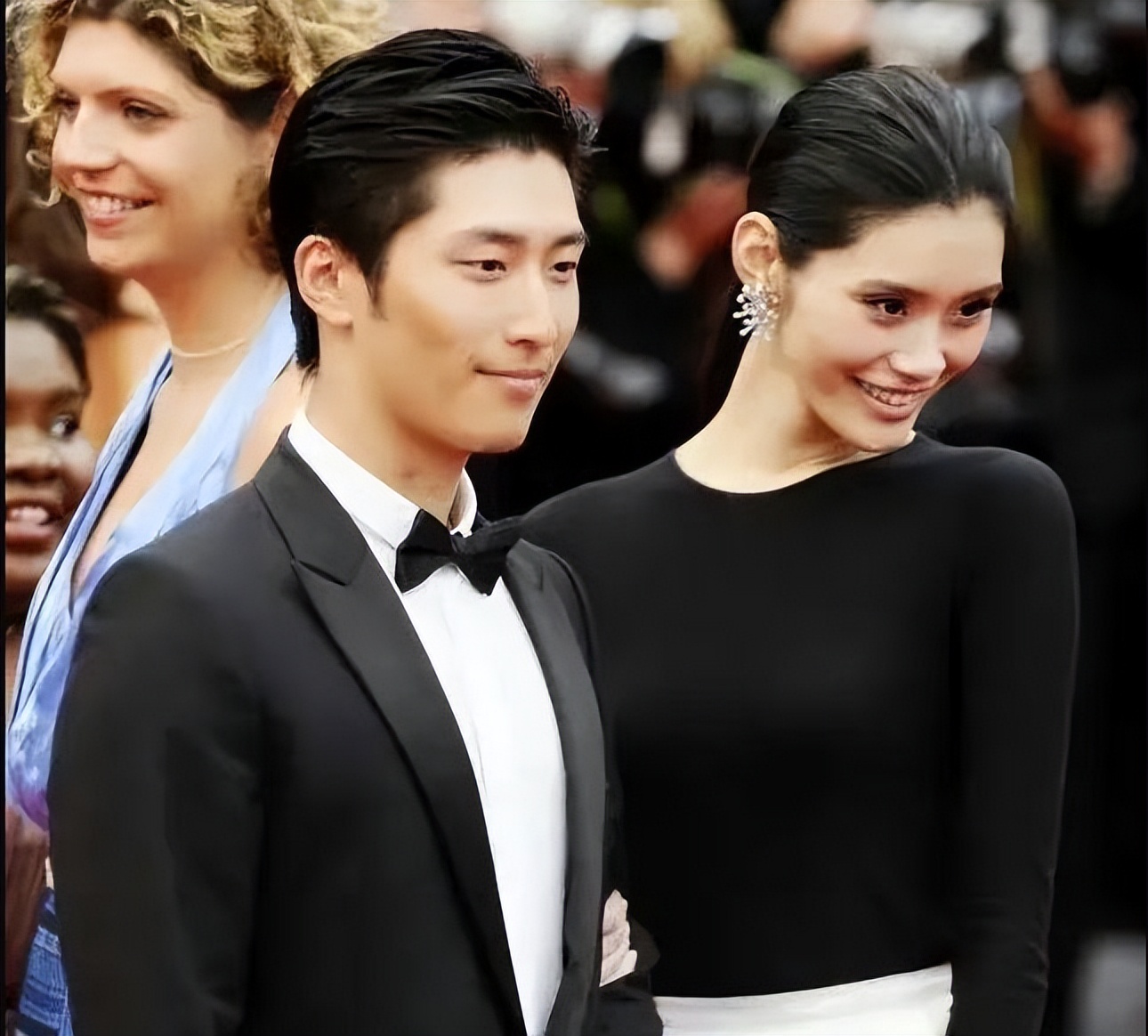 何超莲婚前现身机场,何超莲奚梦瑶窦骁关系图