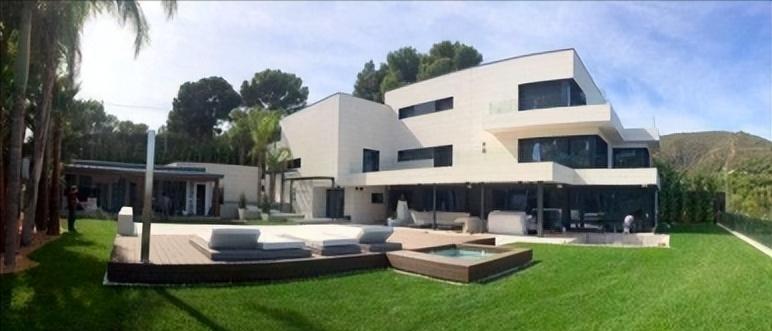 梅西获得金球奖c罗握手梅西,梅西工资卡给老婆