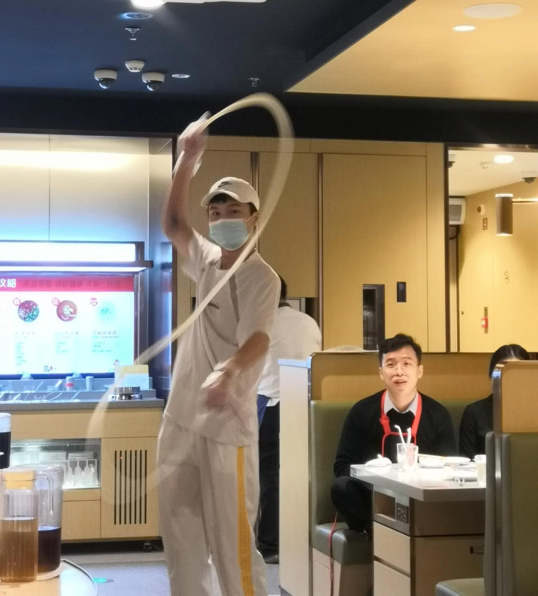 第一次感受海底捞特色服务,打工人海底捞