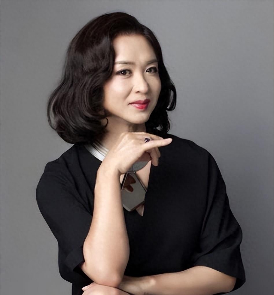 54岁金星重回男儿身现身机场,55岁金星重回男儿身了吗