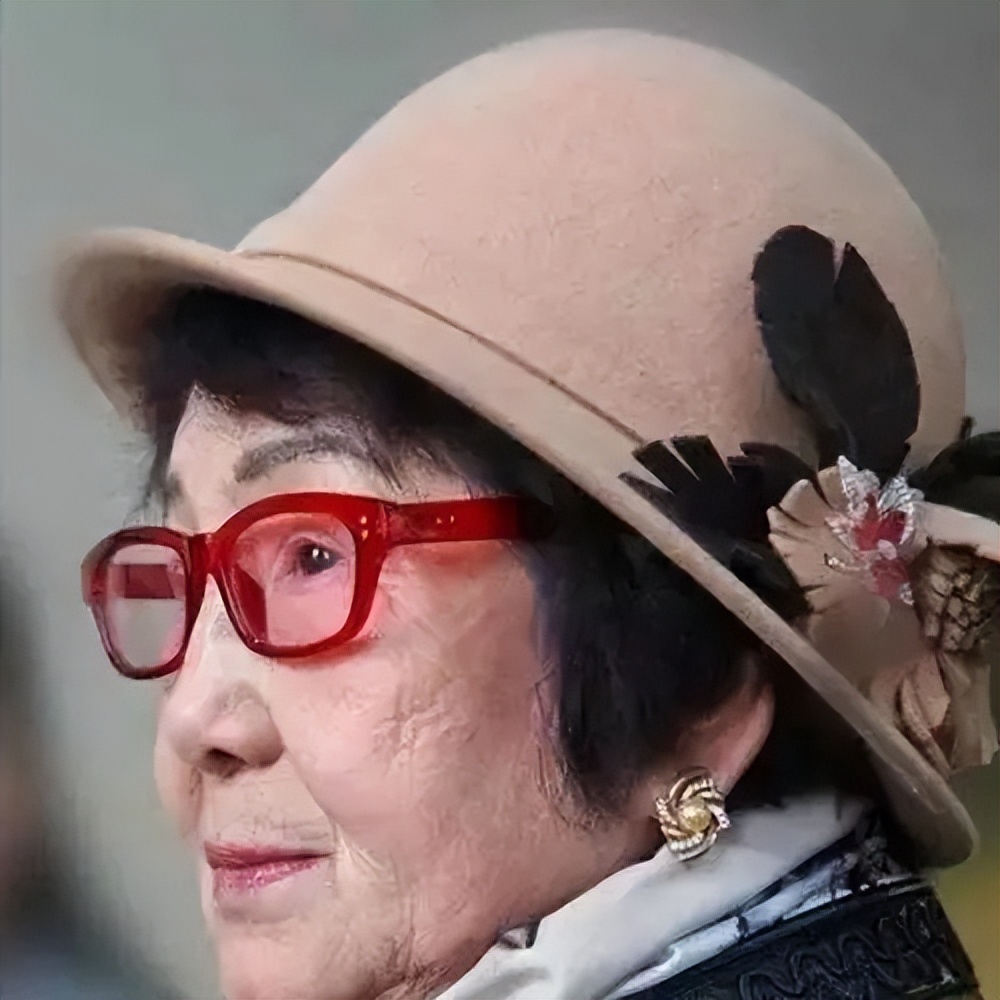 老公娶保姆，独女自杀，坐牢18年出狱后扫厕所，80岁赚千万翻身