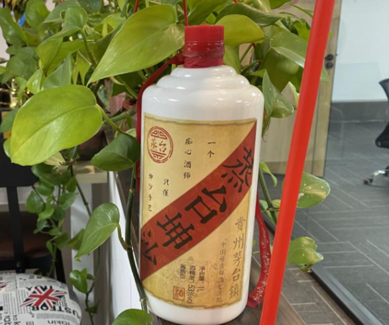 哪个品牌低端白酒最好喝,800元内公认十款口感最好的白酒