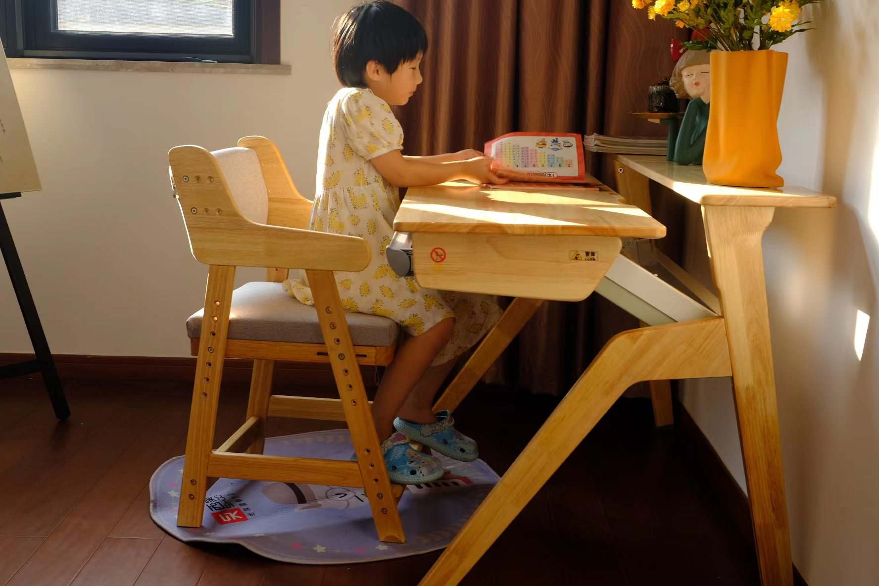 孩子实木学习桌椅怎么选,如何选择儿童学习桌椅