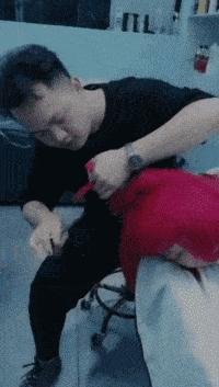 女孩子看起来外表美丽，其实裤袜已经掉到大腿根了！哈哈哈