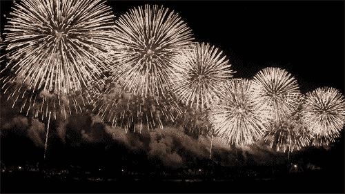 一场烟花登顶热搜！满城美食火成顶流，这座夏日小城太宝藏了！