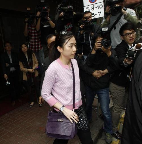 甘比豪门阔太日常,甘比从狗仔逆袭成为香港女首富