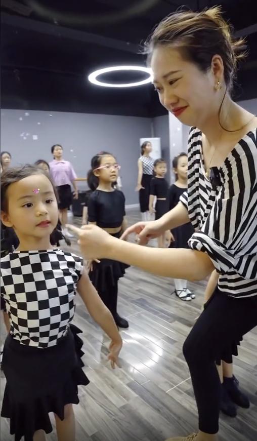 拉丁舞最火老师,最火老师教拉丁舞视频