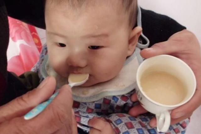 喂养宝宝的阶段,八个月宝宝辅食和母乳喂养表