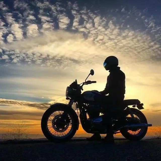 很久不换头像的男生,长期不换的微信头像男生