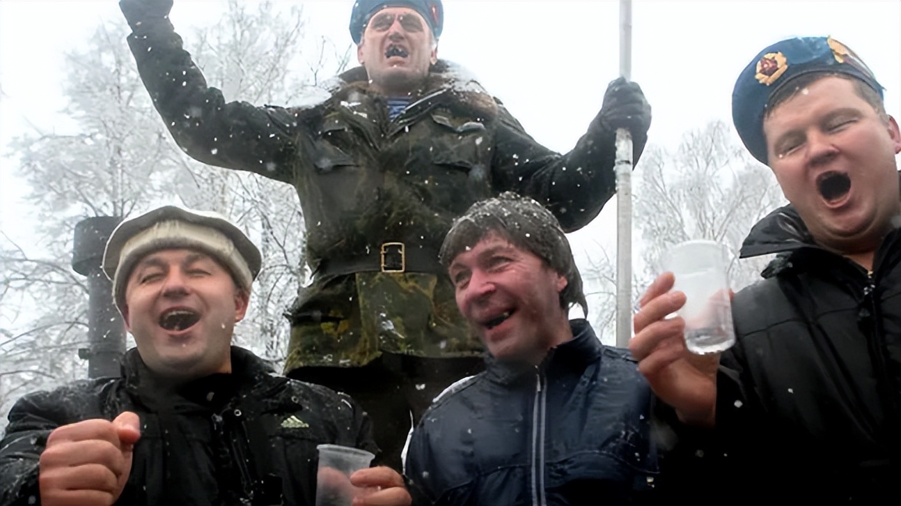 士兵“开战车”去喝酒,普京大怒下令抓捕,俄式酗酒何屡禁不止?