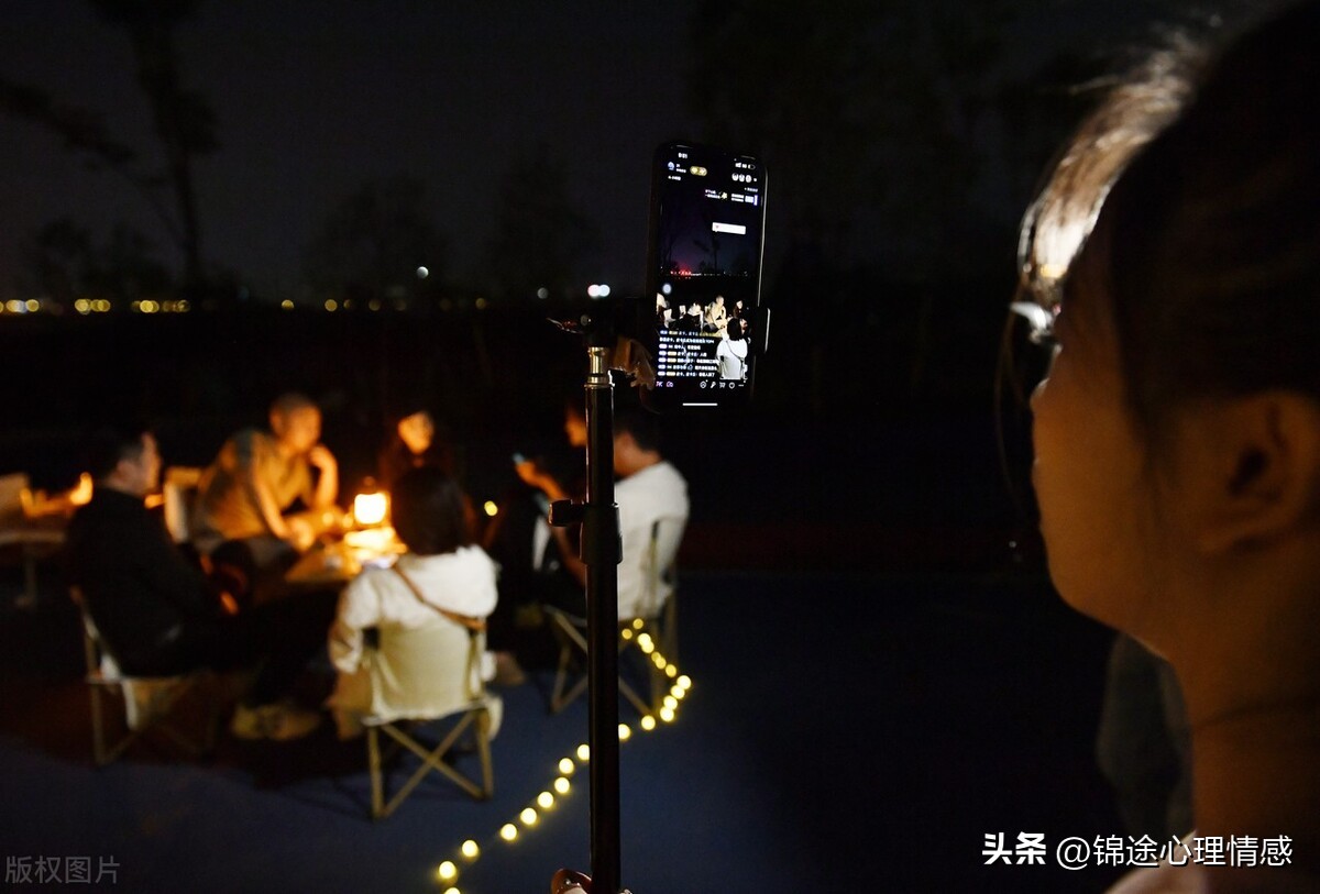 投入3万元钱，我和小伙伴弄了个移动小酒摊，现在每个月收入6万元