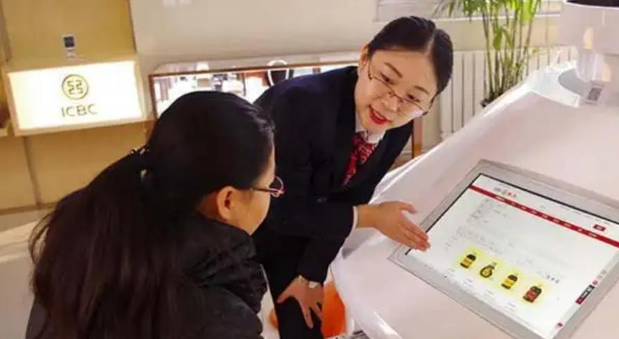 为什么银行工作人员帮我办信用卡,为什么银行工作人员特别热情