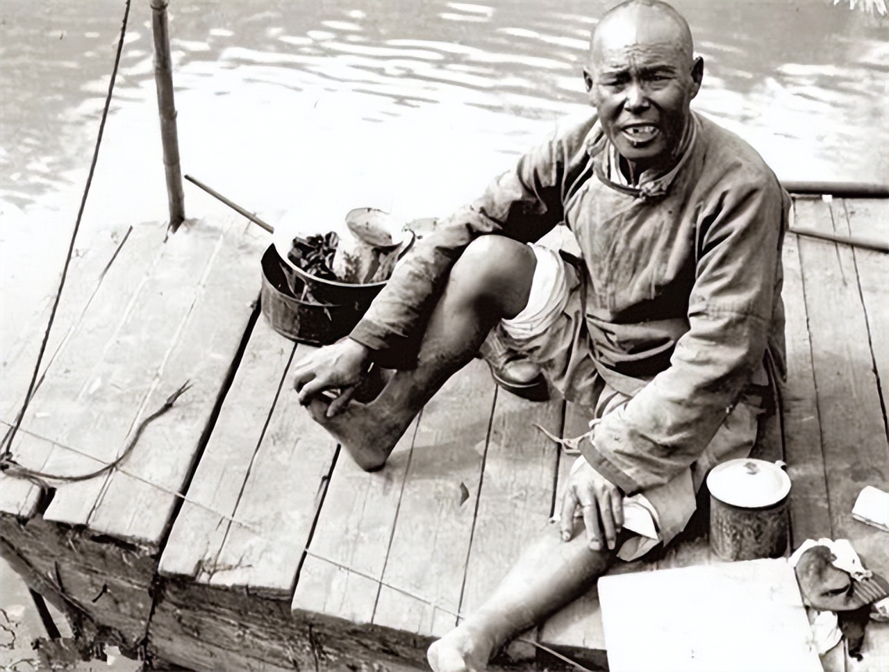 南京失守逃出的将军,南京渔夫舍命救了一个军人