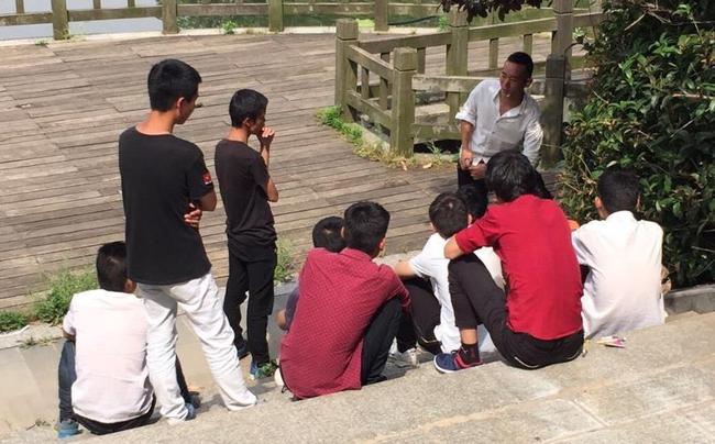 13年,北京军官自封少将,娶俩老婆敛财380万,因一照片暴露身份