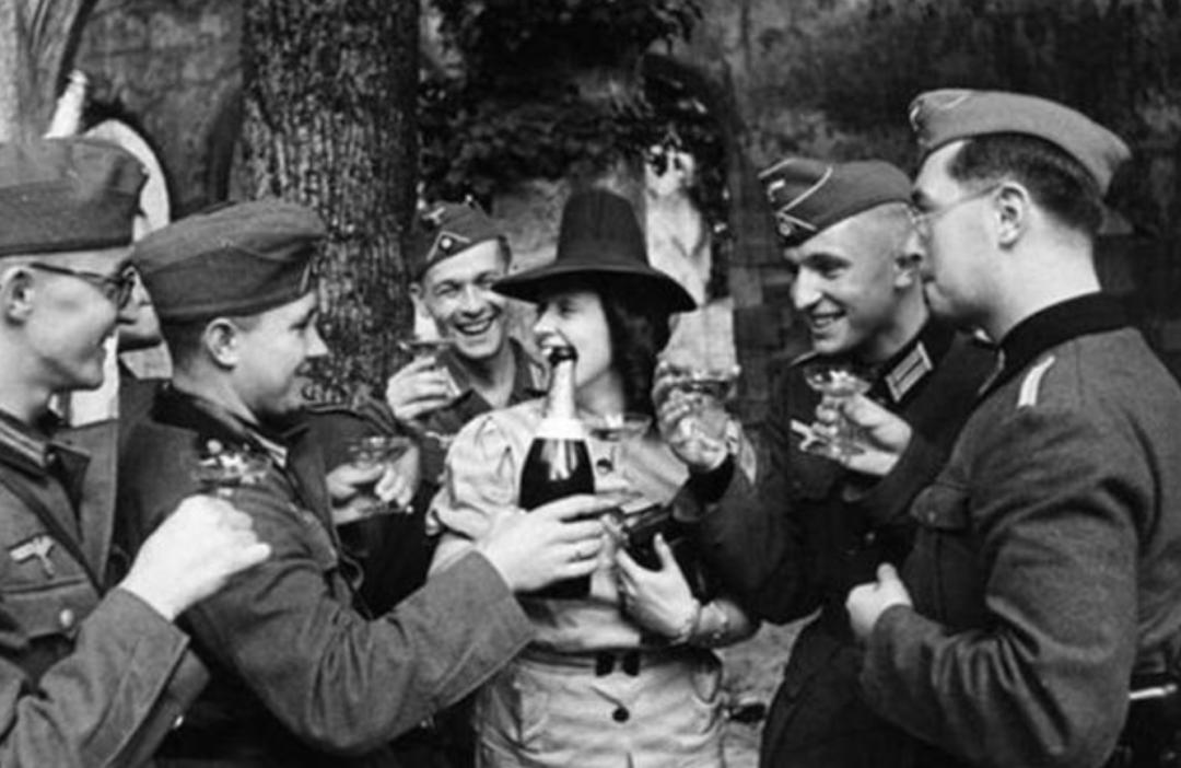 二战奇闻：美国女性脱下*袜丝**，为前线捐献尼龙