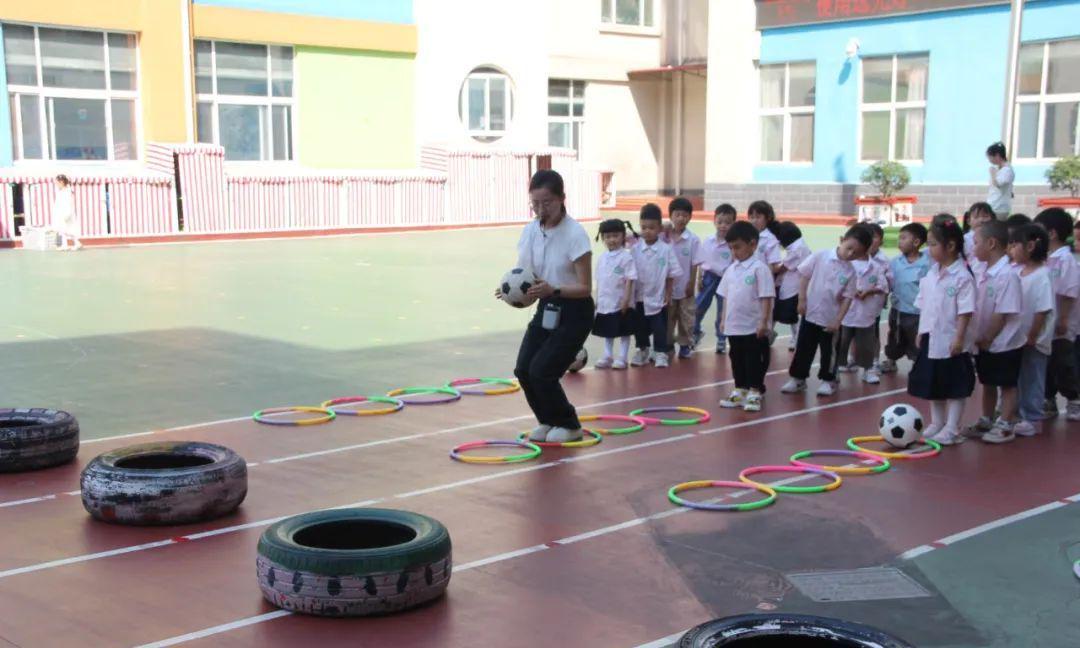 全国足球特色幼儿园游戏活动指南,足球趣味小游戏多人