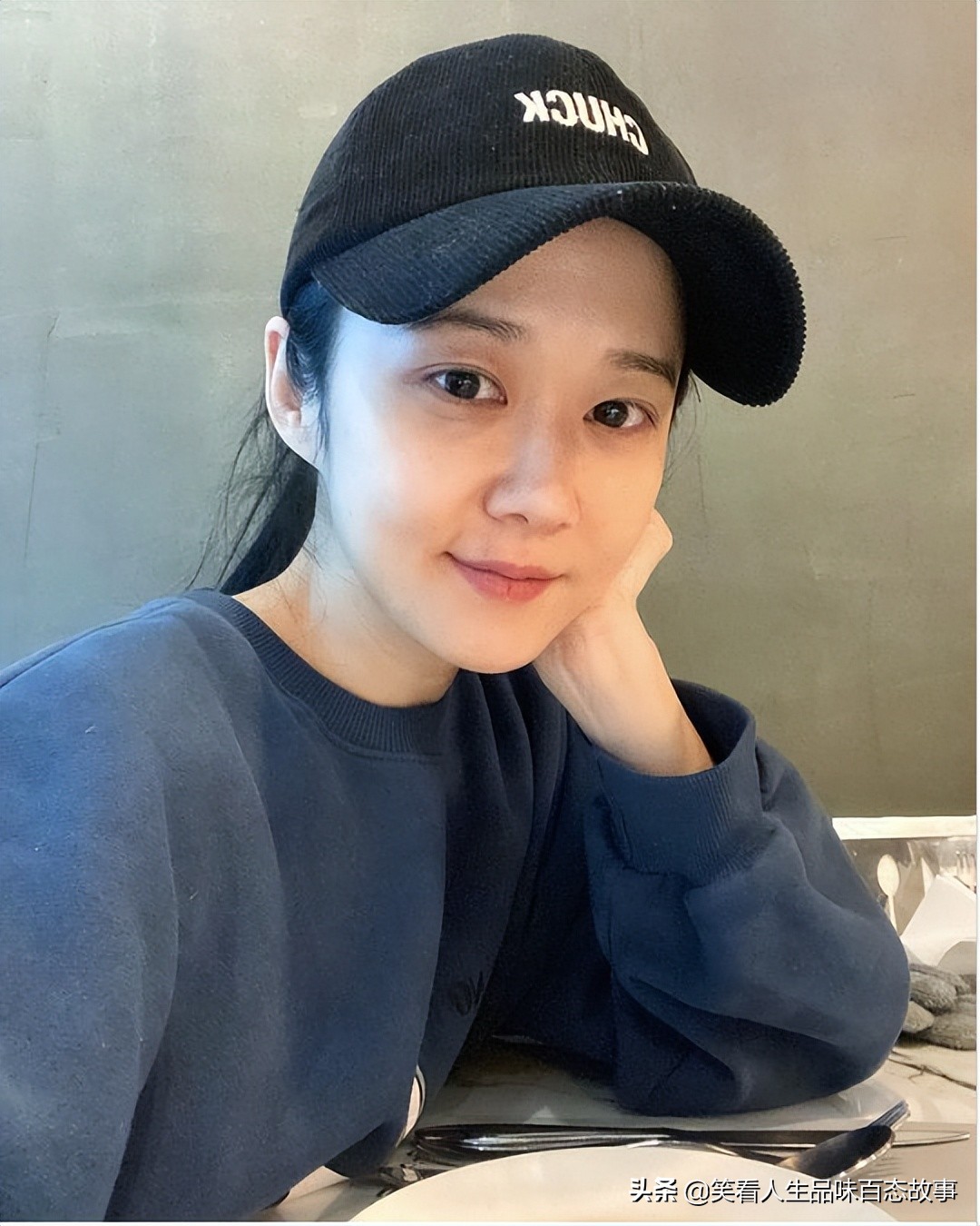 童年女神张娜拉晒猫照依旧童颜,38岁张娜拉罕见晒素颜照