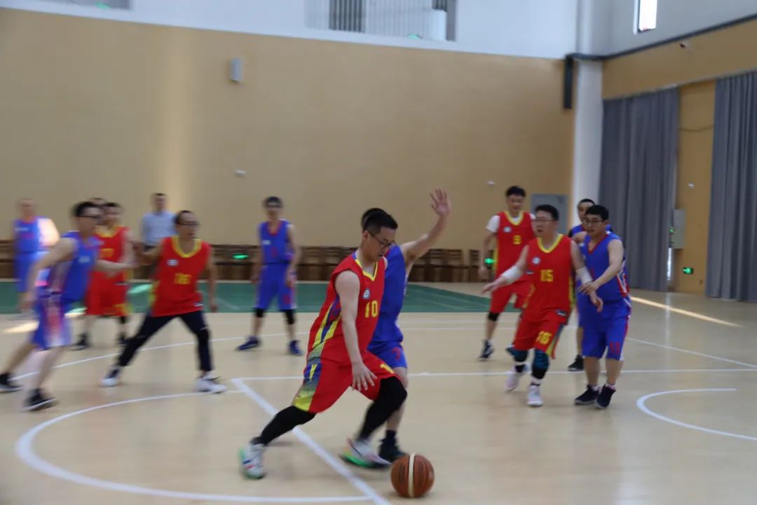 “篮”不住的风采“足”够精彩