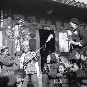 日军*行暴**照片，女子脱衣服让日本人拍摄被*辱侮**致死，惨死野外4