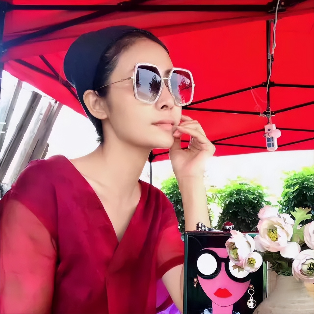 gucci是什么品牌眼镜,gucci眼镜有款红边框的眼镜