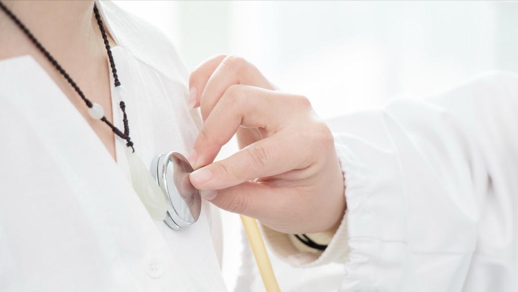 胸膜炎的胸痛和肺癌的痛哪个严重,经常胸闷咳嗽是不是肺癌