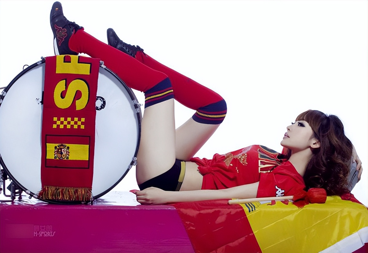 柳岩世界杯狂欢夜变身足球宝贝,美人往事