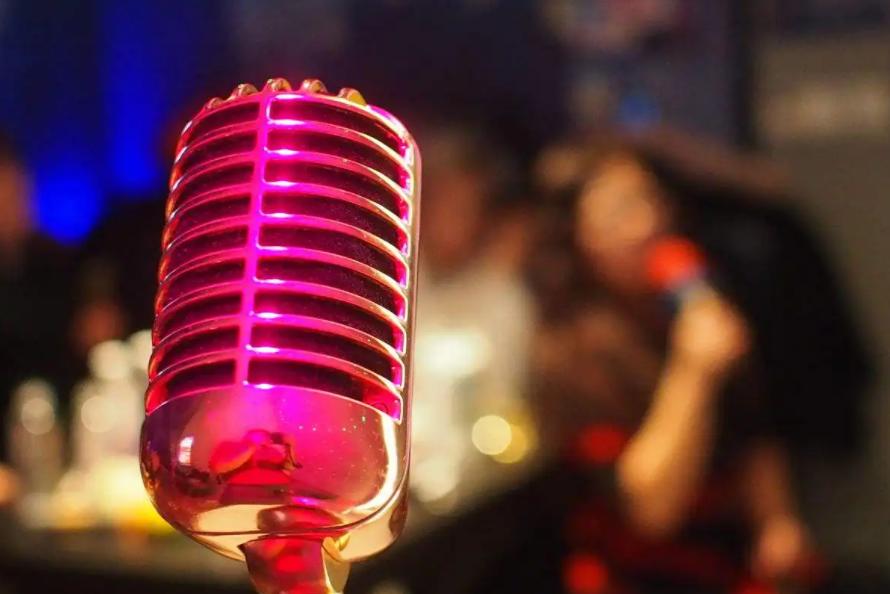 男子帮抢回手机刮到汽车被赔2000,车剐蹭全责对方修车5000元