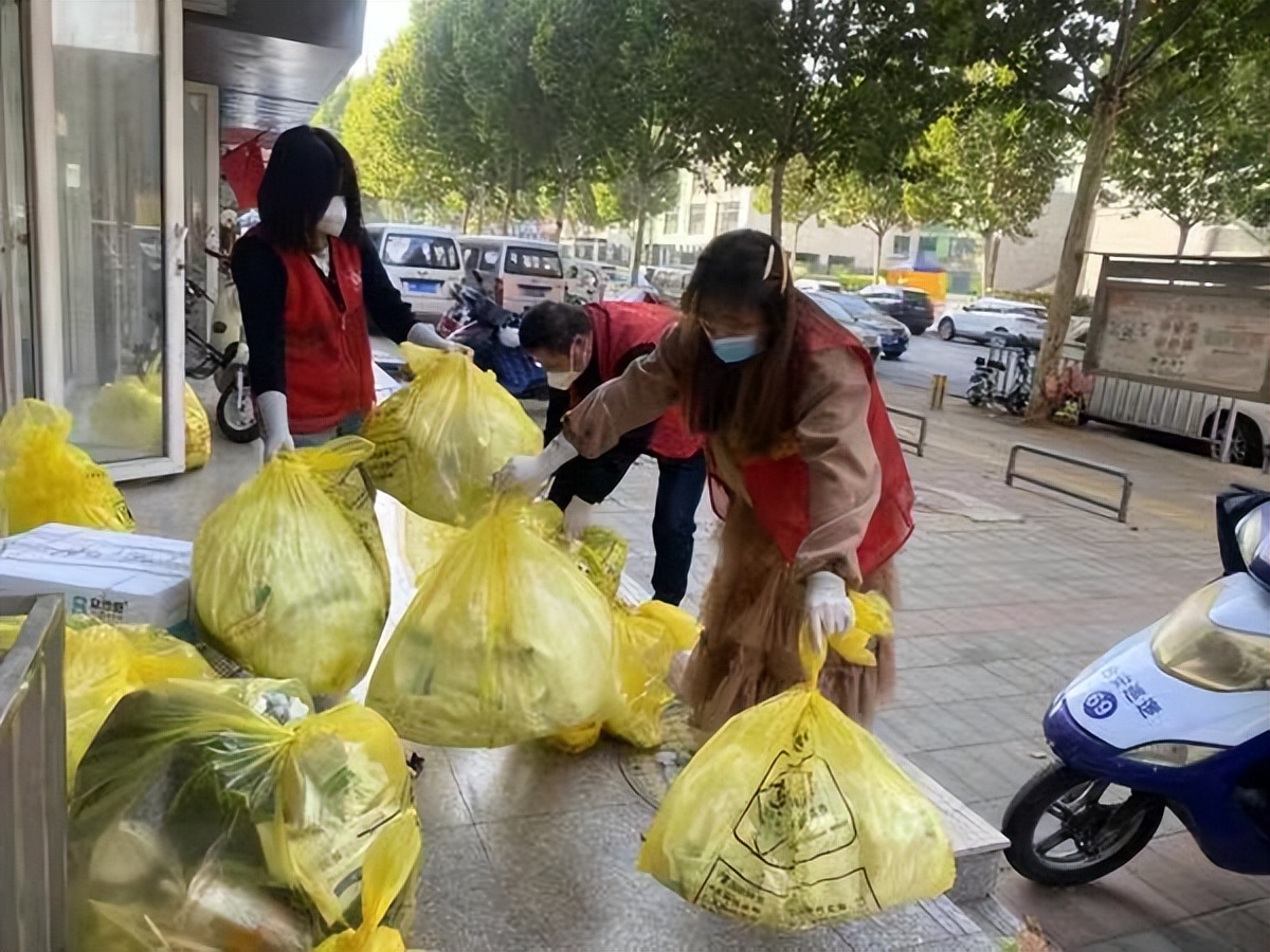 疫线先锋越是艰险越向前,战疫先锋越是艰险越向前