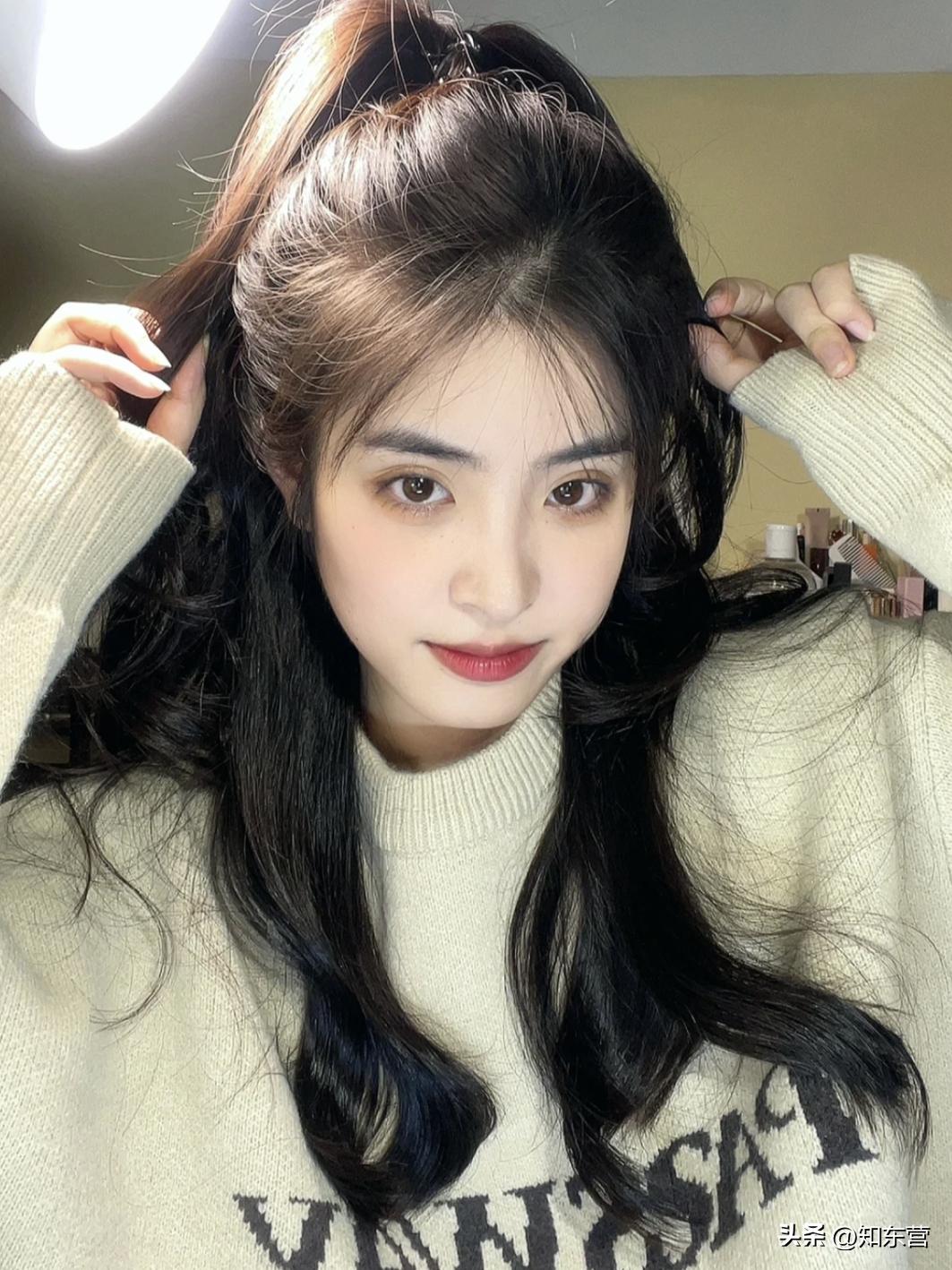 冬天披发好看又显脸小的发型,冬季干净利落减龄的发型