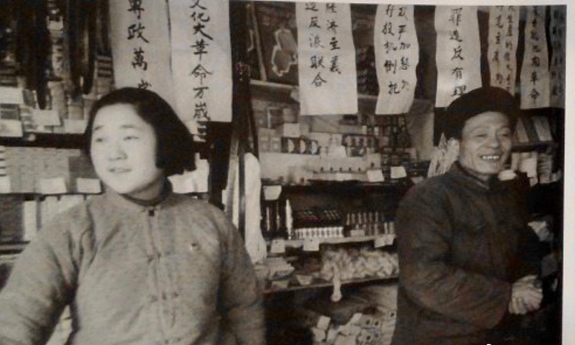 变态的纳粹德国，*光脱**犹太人女人衣服，集体*杀屠**！2