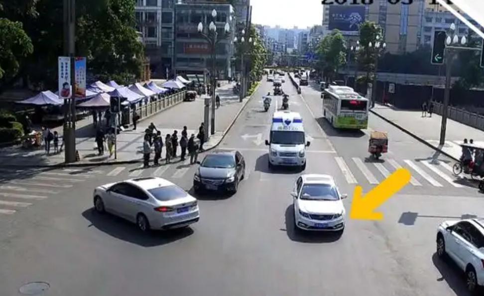 前车发生事故无法通过，后车压线变道算违章吗？再说一次，记住了