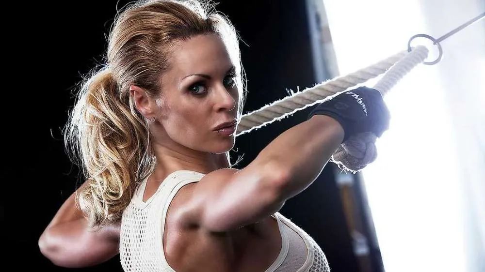 相爱20年不结婚，这对姐弟恋火了！网友：一物降一物，孤狼配悍妇