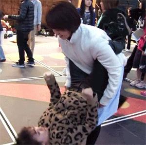 女孩子看起来外表美丽，其实裤袜已经掉到大腿根了！哈哈哈