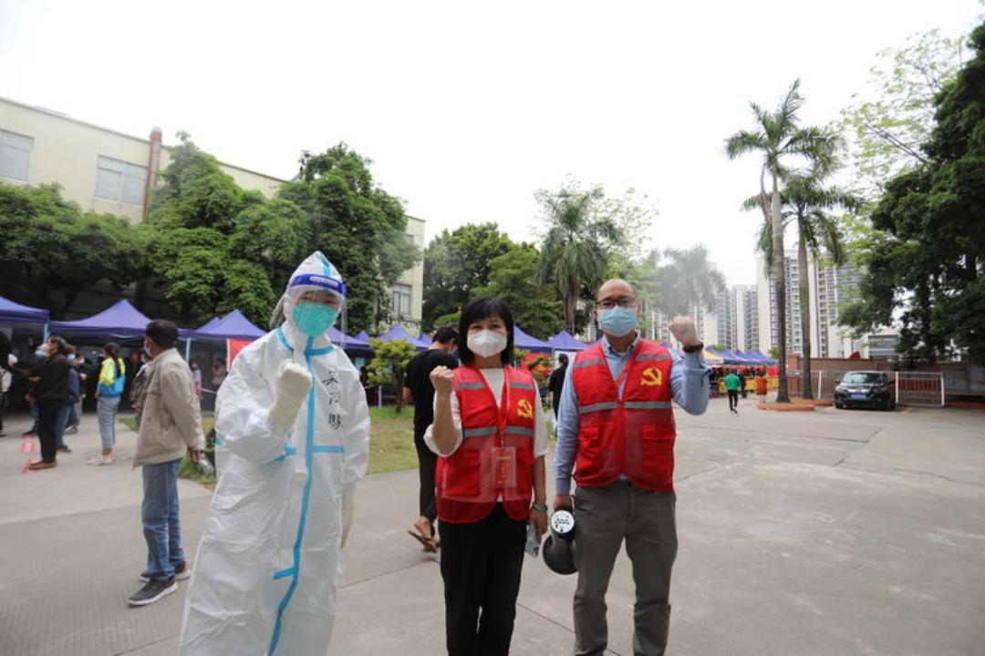 疫情期间，她推迟退休，他代购奶粉，他们上门找老人……