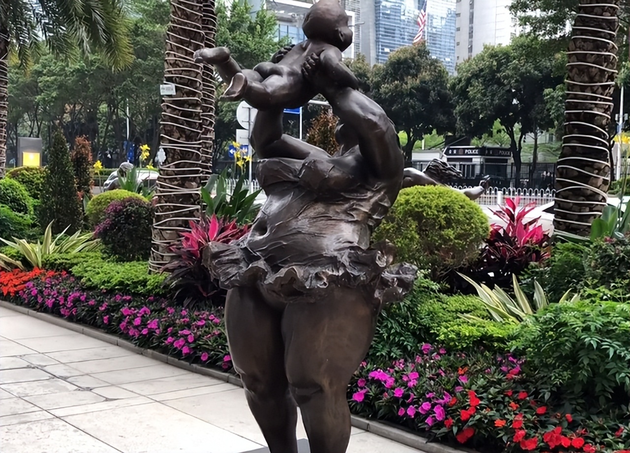 广州闹市这组丰乳肥臀的雕塑多次被投诉，艺术还是糟粕，争议不断