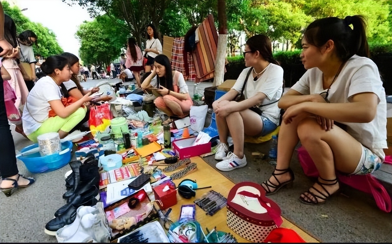 大学生摆摊卖什么东西吸引人,摆摊在学校边卖吃的又简单又好卖