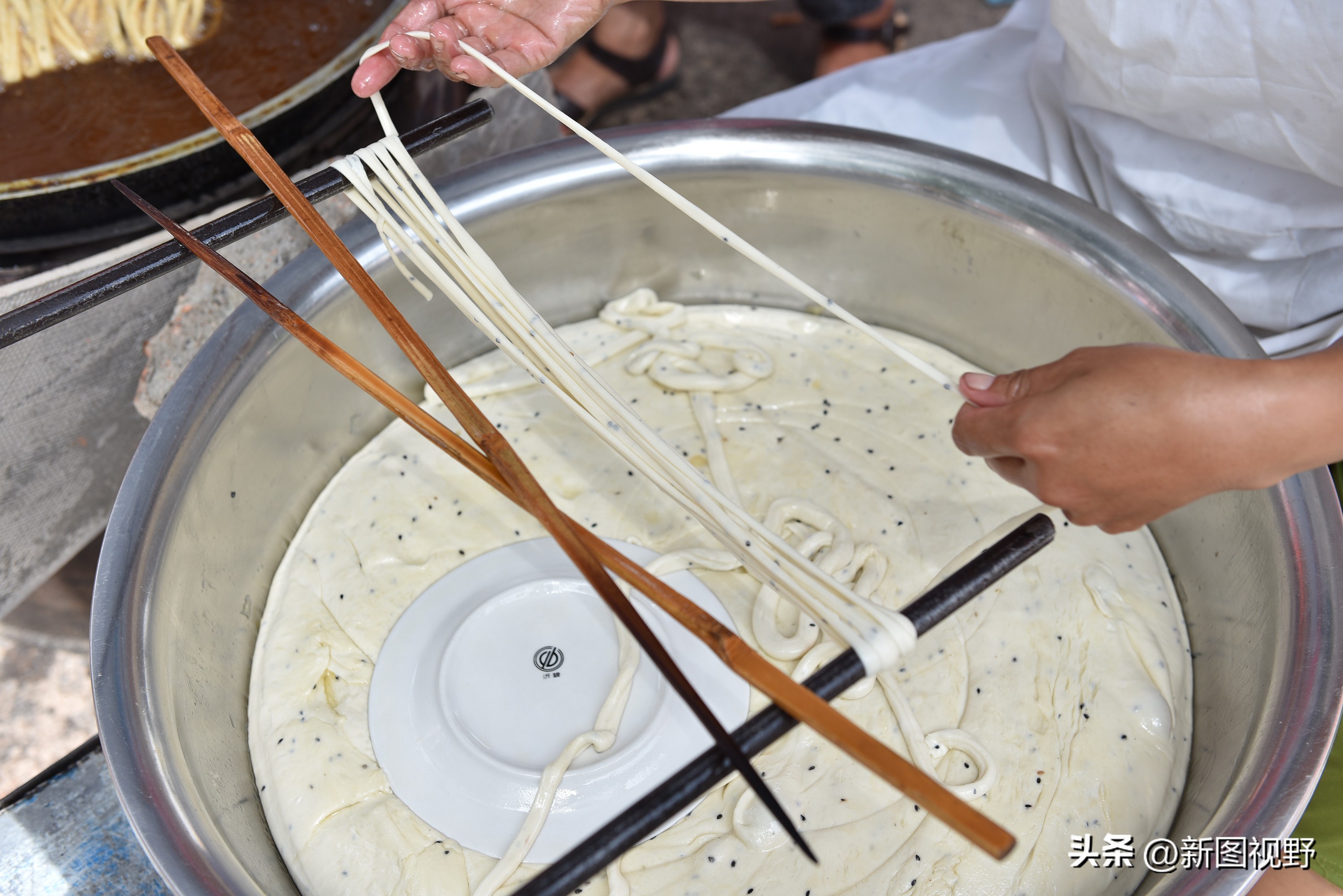 夫妻炸油条馓子，凭一把铁锤破译财富密码，打拼14年实现财务自由