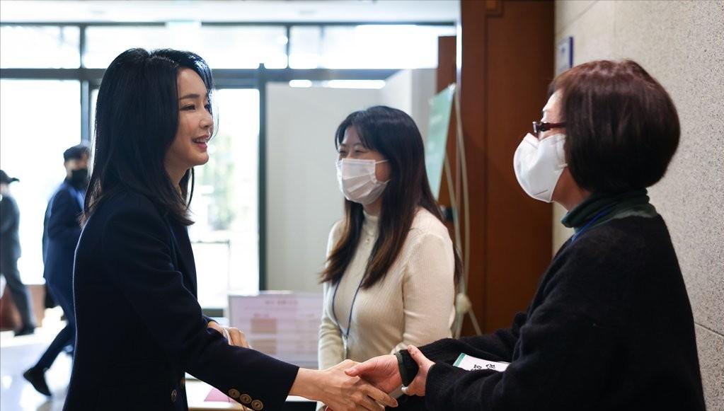 韩国第一夫人vs南朝第一夫人,韩国第一夫人出访视频