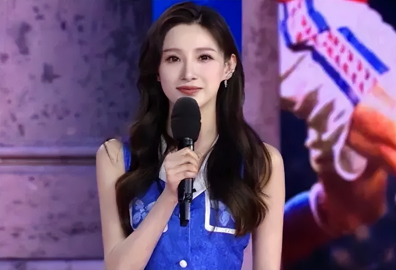 马凡舒一身红裙主持世界杯曾主持春晚被赞是董卿接班人