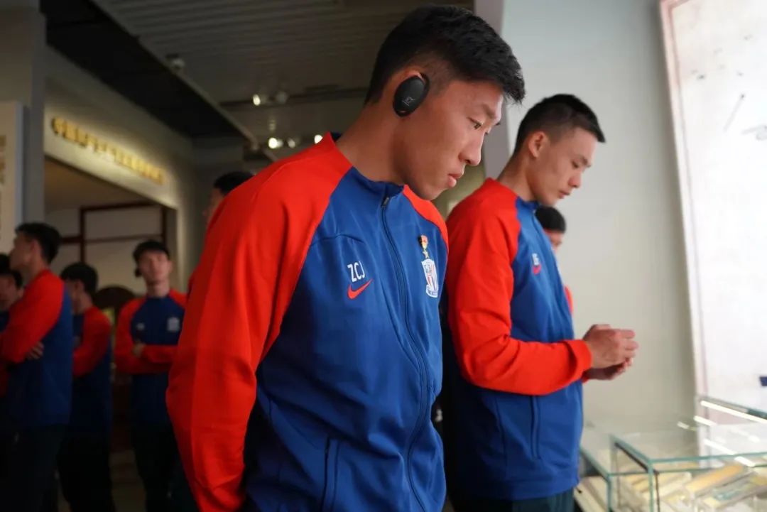 申花一线队集体瞻仰*共中**一大会址重温*党**史牢记初心再起征程