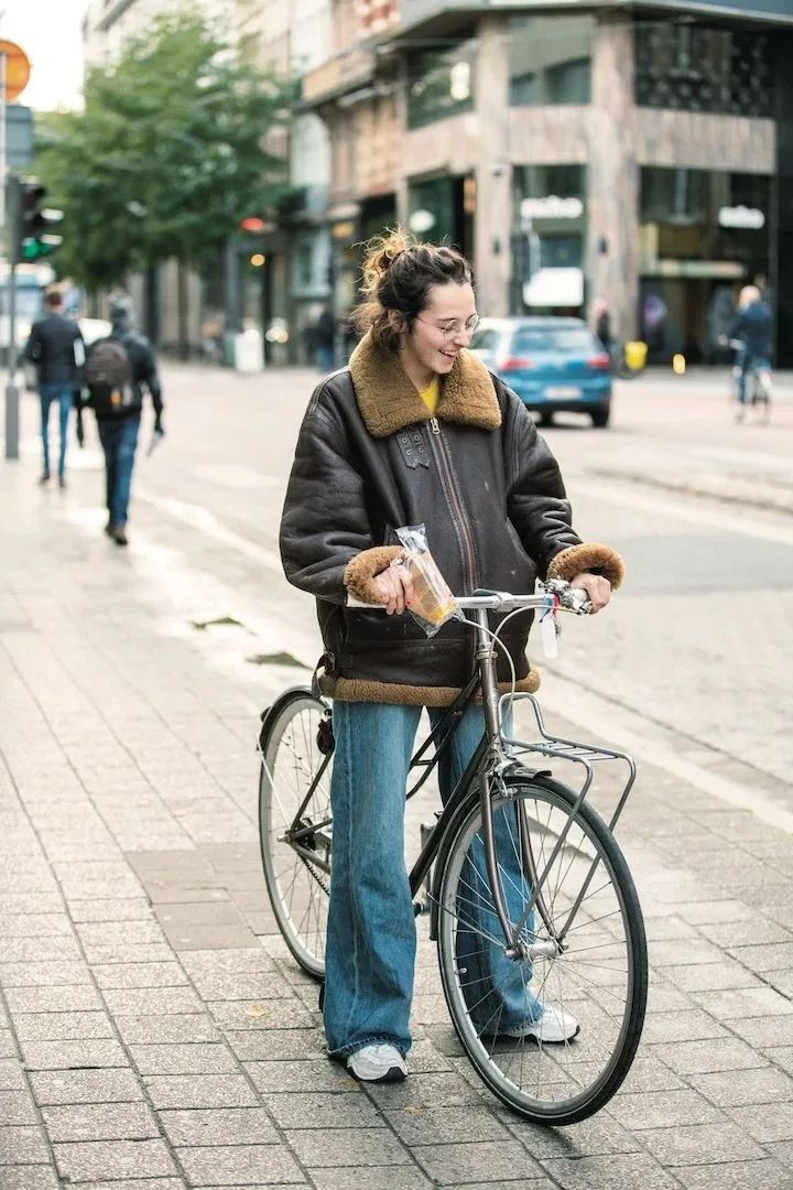 “穿越”到欧洲街头，我发现时髦的普通人们其实在穿这三双鞋子！